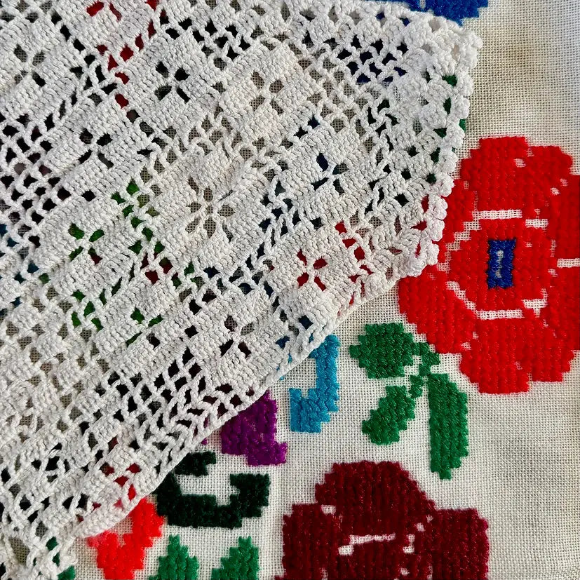 Toalla Bordada Decorativa de Rumanía, 1980