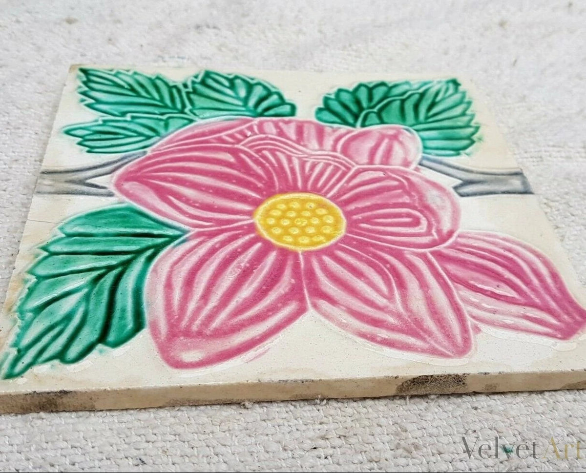 Azulejo decorativo floral en relieve de antigua mansión de la India – vista 2 de 3
