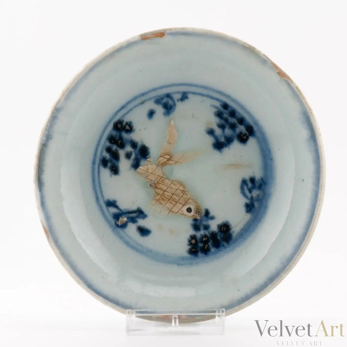 Plato Pequeño de Porcelana China con Pez en Relieve | Dinastía Ming, 1500