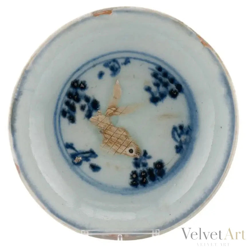 Plato Pequeño de Porcelana China con Pez en Relieve | Dinastía Ming, 1500