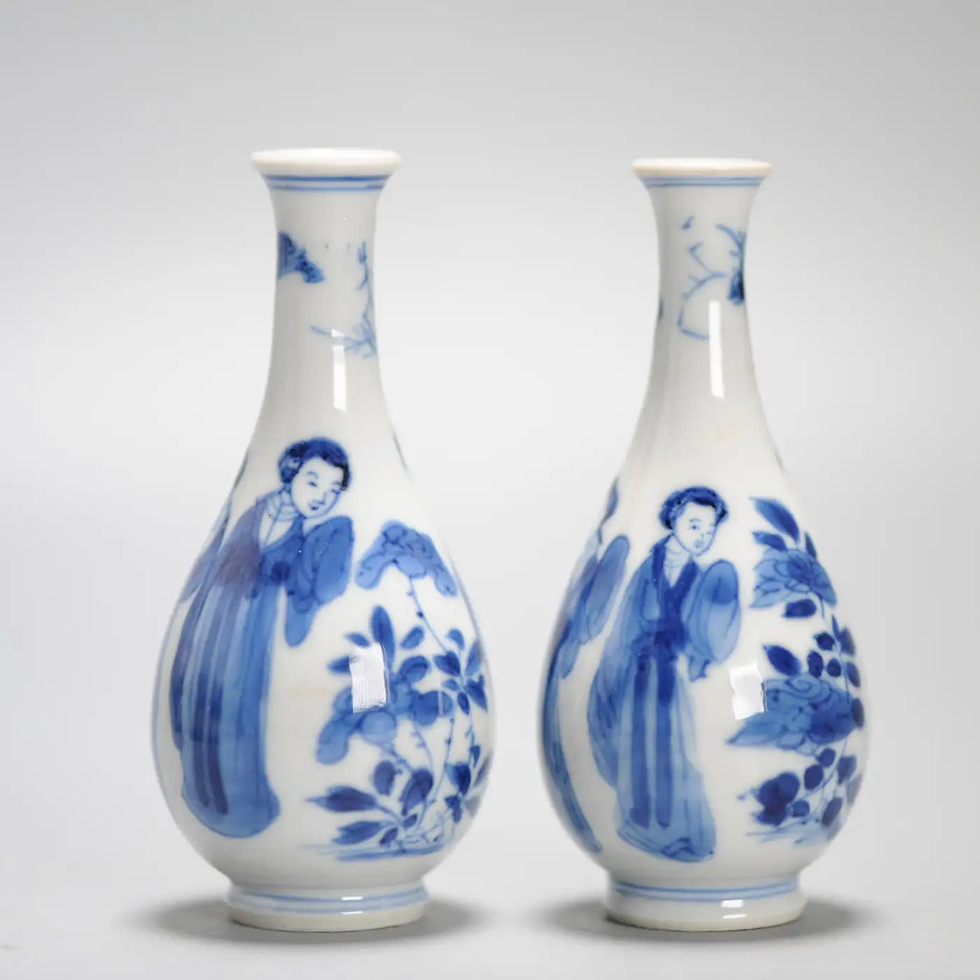 Jarrones Kangxi Azul y Blanco | Damas y Flores | Siglo XVII