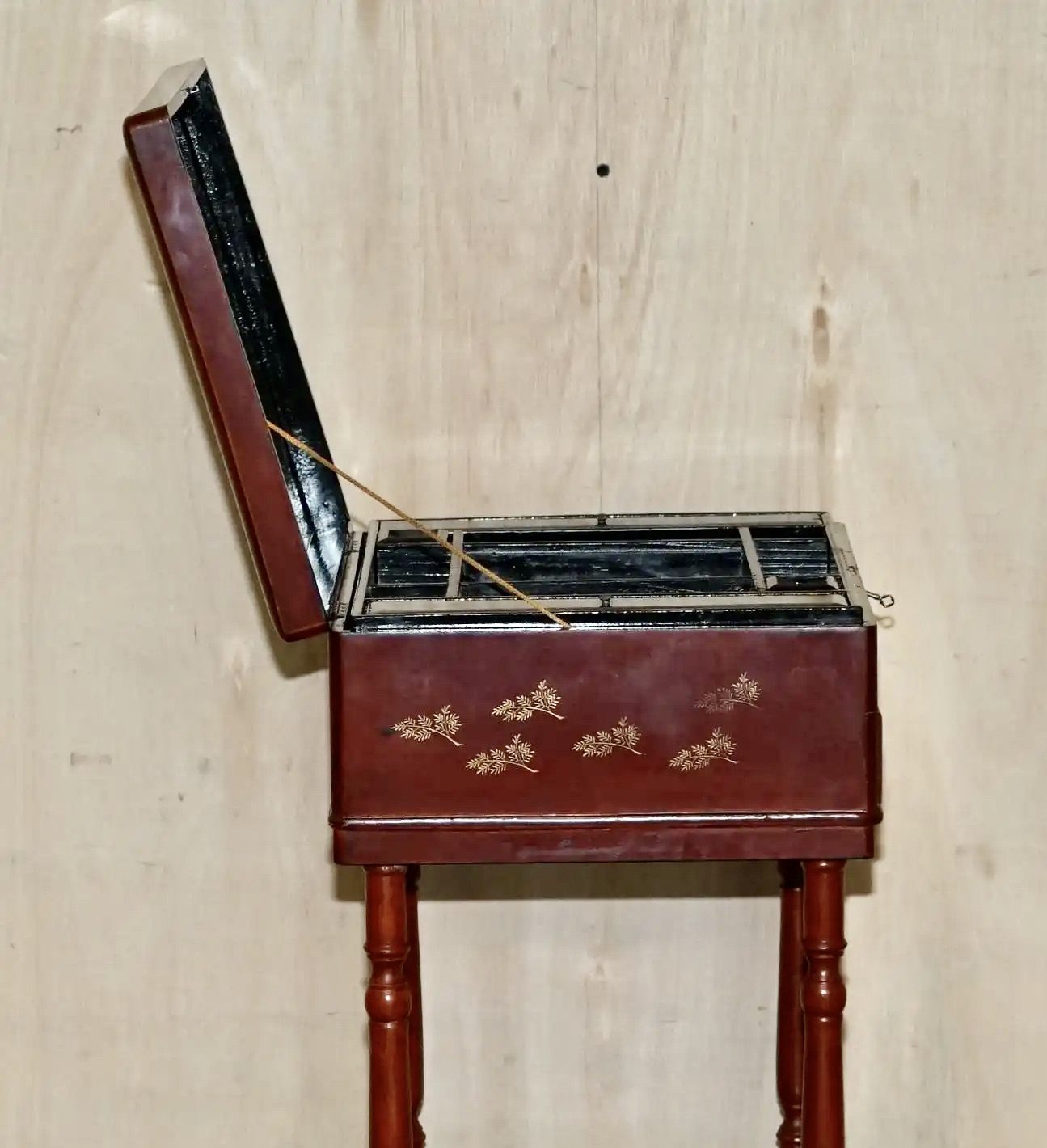 Mesa de Costura Anglo Japonesa Lacada Roja Siglo XIX