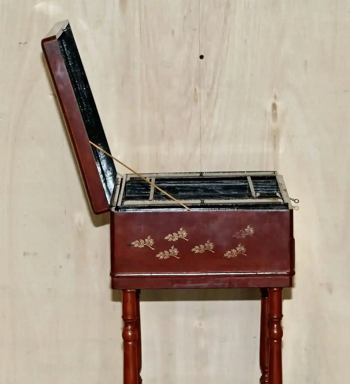 Mesa de Costura Anglo Japonesa Lacada Roja Siglo XIX