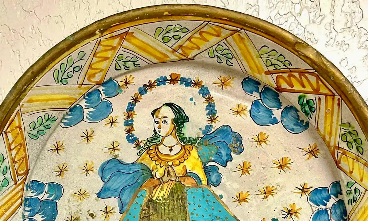 Plato Italiano de Mayólica Esmaltada con Representación de la Virgen – Siglo XVIII