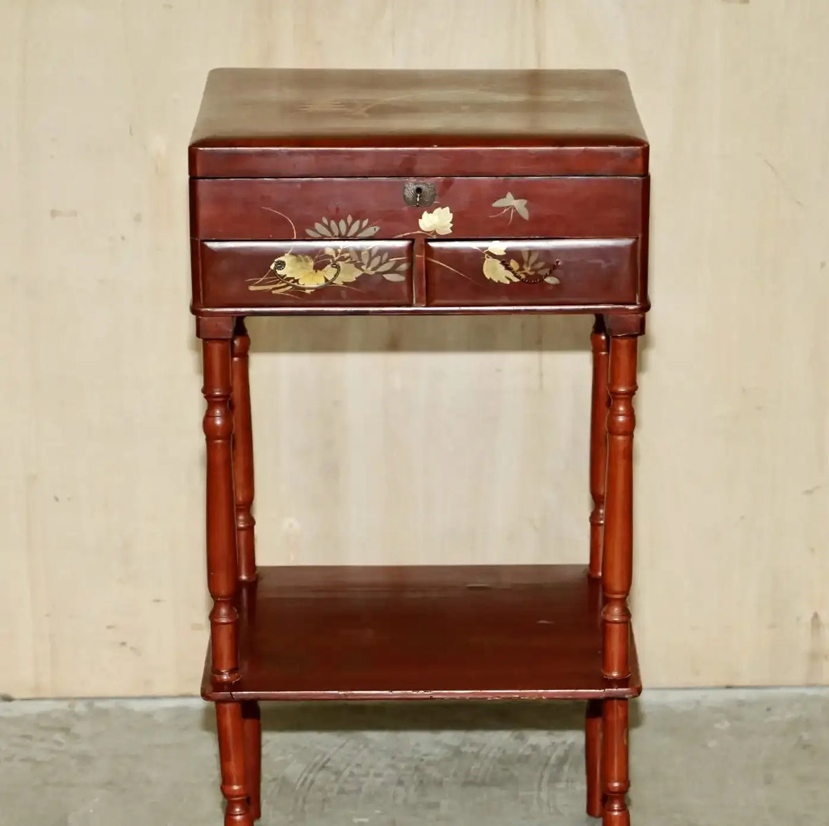 Mesa de Costura Anglo Japonesa Lacada Roja Siglo XIX