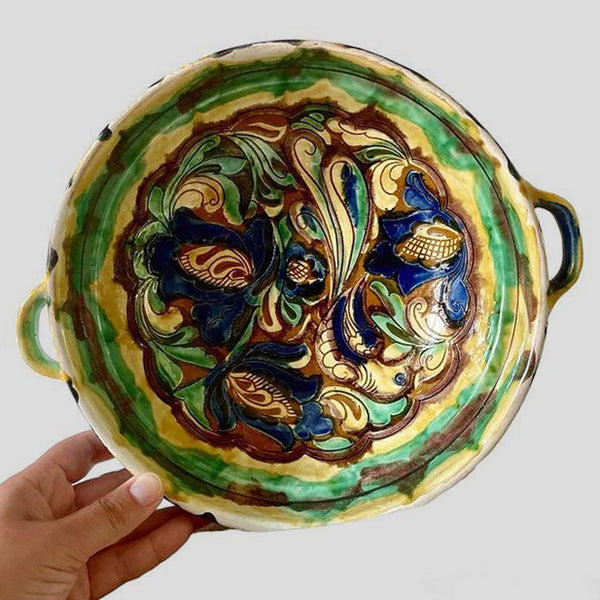 Antiguo cuenco hecho por artesanos en Transilvania