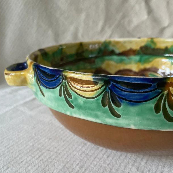 Antiguo cuenco hecho por artesanos en Transilvania