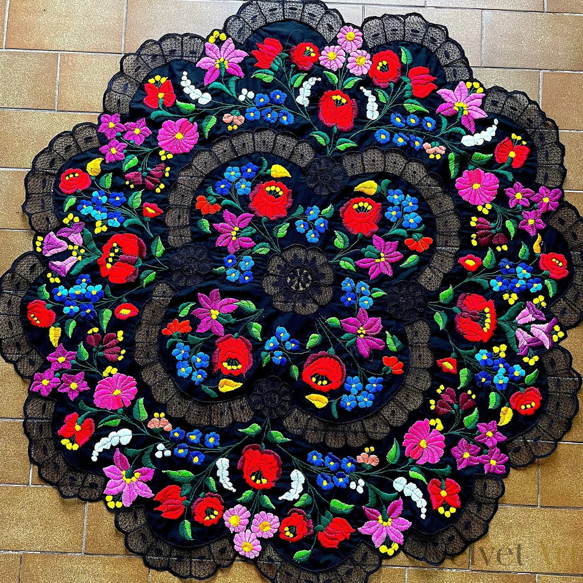 Mantel Tradicional Húngaro Bordado a Mano en Kalosca – vista 5 de 6