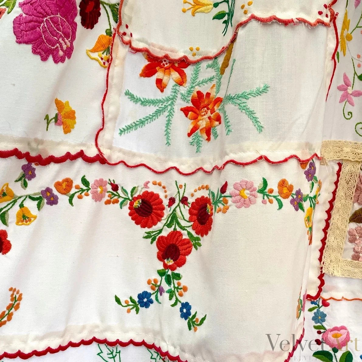 Cortina Húngara Bordada con Estampado Floral de Kalocsa – vista 4 de 4