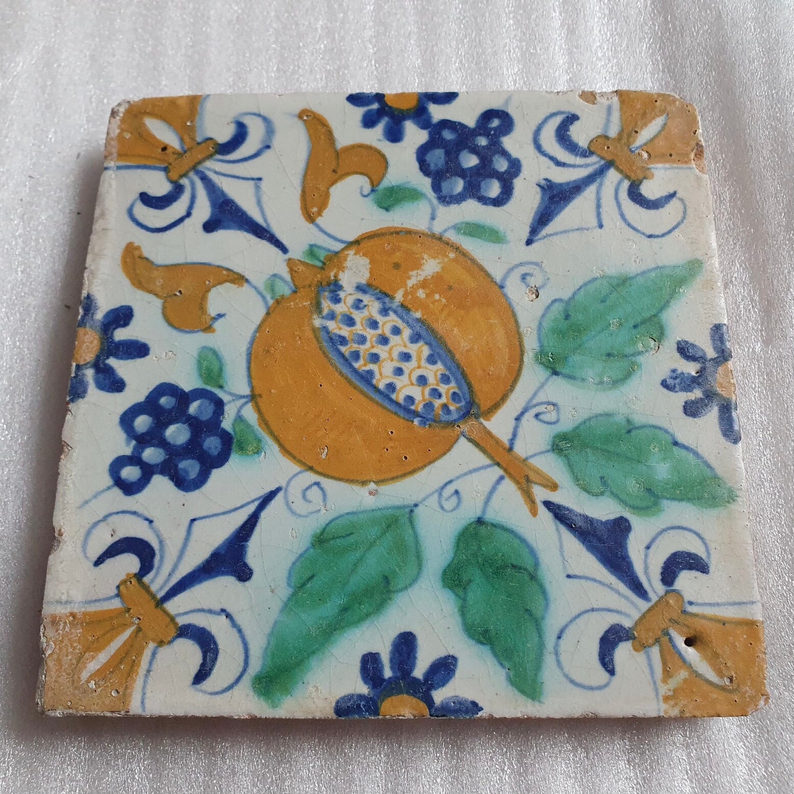 “Granada” | Azulejo dede Delft, Policromo y Grueso | 1600–1625 – Vroege Dikke Tegel