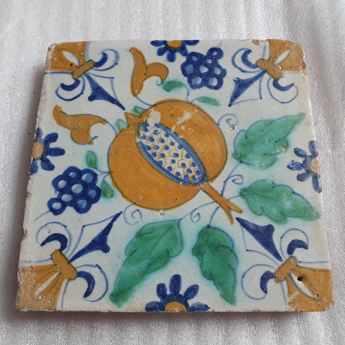 “Granada” | Azulejo dede Delft, Policromo y Grueso | 1600–1625 – Vroege Dikke Tegel