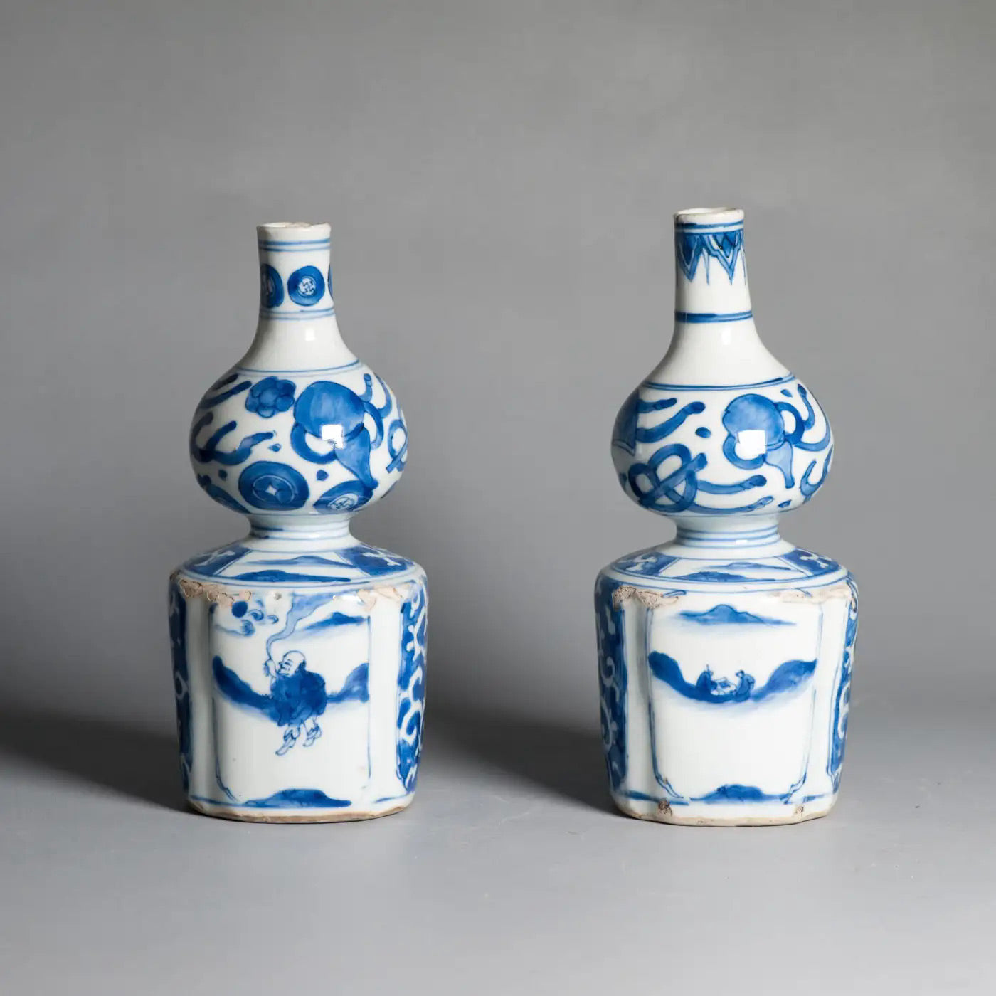 Pareja de Tokkuri de Porcelana Kraak | Jingdezhen Siglo XVII | Azul y Blanca Exportación Japonesa
