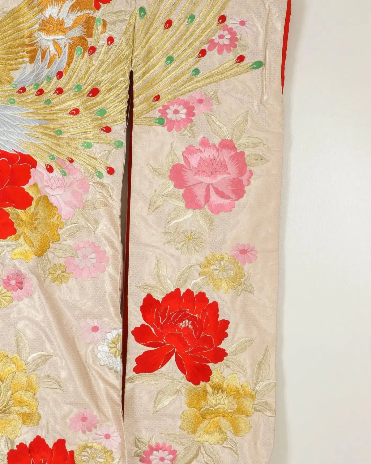 Kimono Ceremonial Japonés Brocado Dorado con Grullas Voladoras, 1970