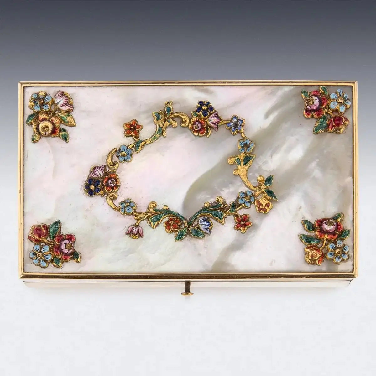 Juego Etui Francés de Oro Montado Sobre Madreperla, 1870