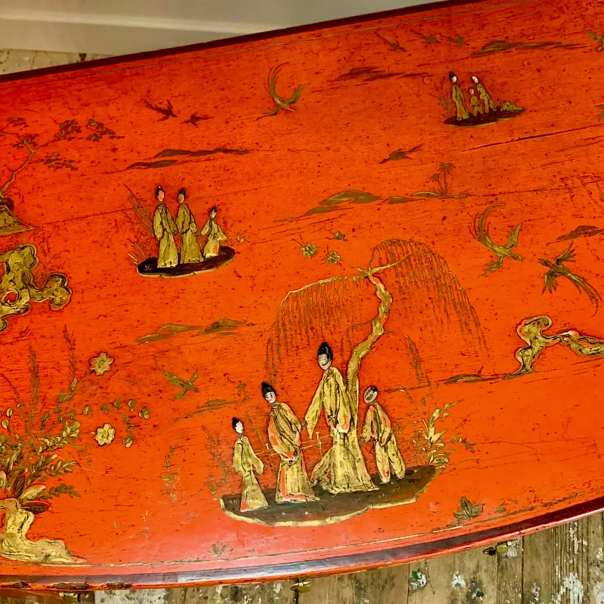 Escritorio Jorge III Rojo con Escenas Chinoiserie | Inglaterra 1780