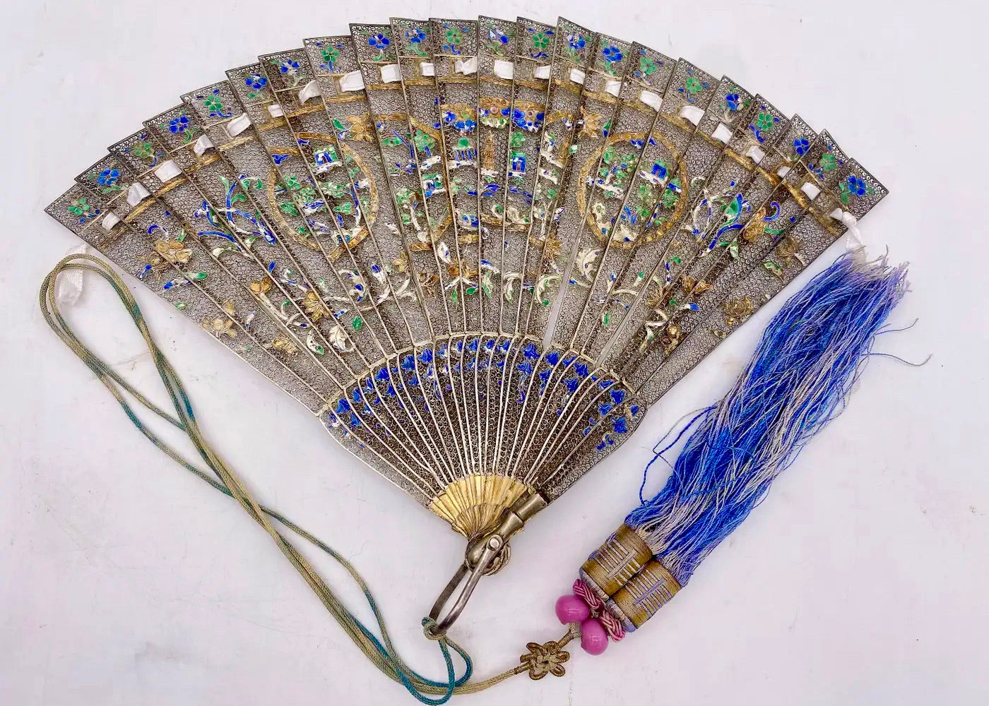 Abanico Chino de Filigrana de Plata Dorada y Esmalte | Dinastía Qing, principios del siglo XIX