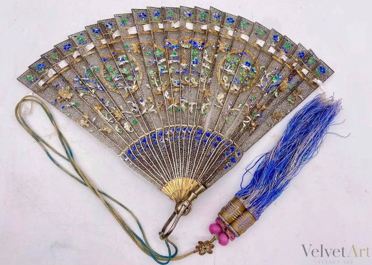 Abanico Chino de Filigrana de Plata Dorada y Esmalte | Dinastía Qing, principios del siglo XIX