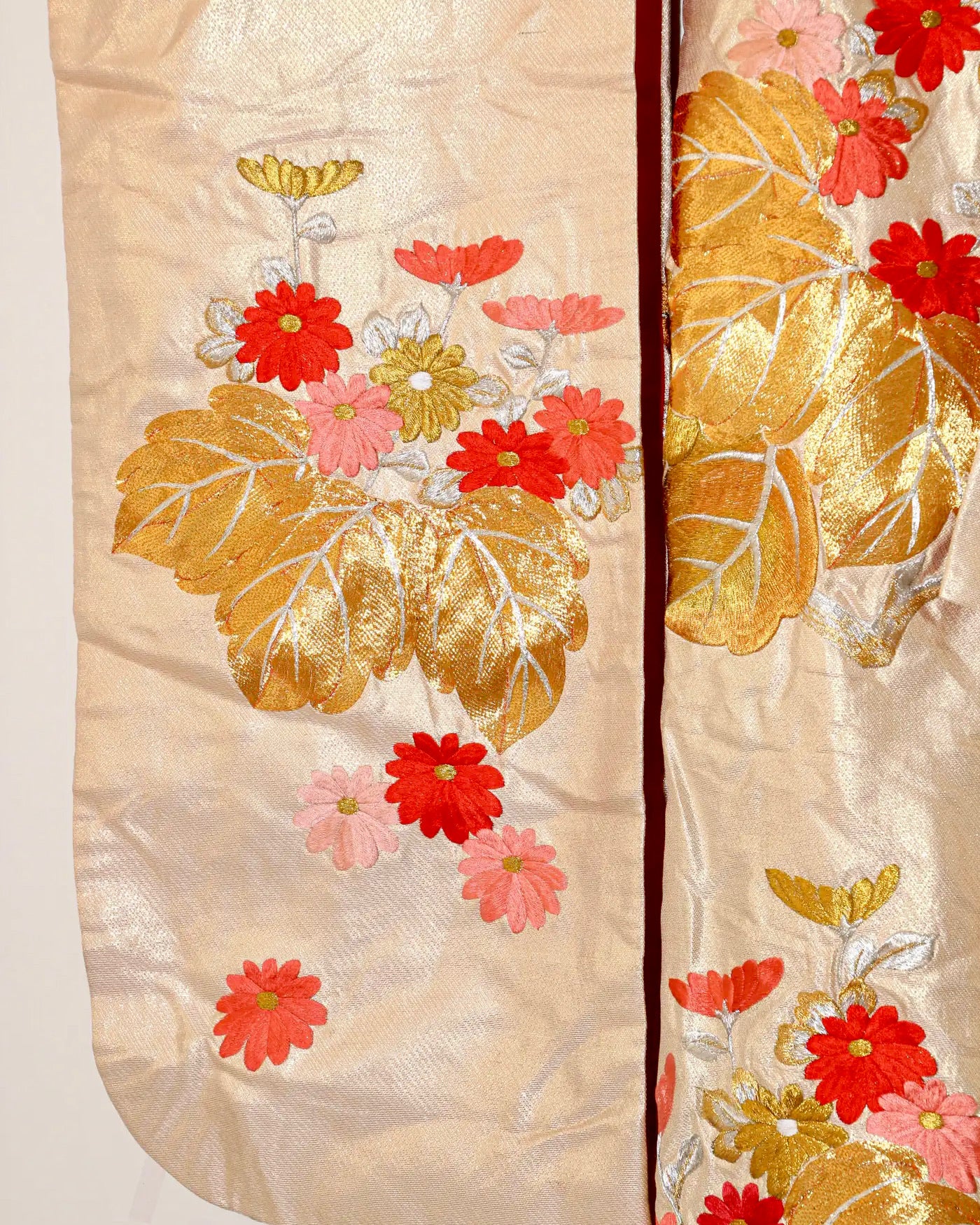Kimono Ceremonial Japonés Brocado Dorado con Grullas Voladoras, 1970