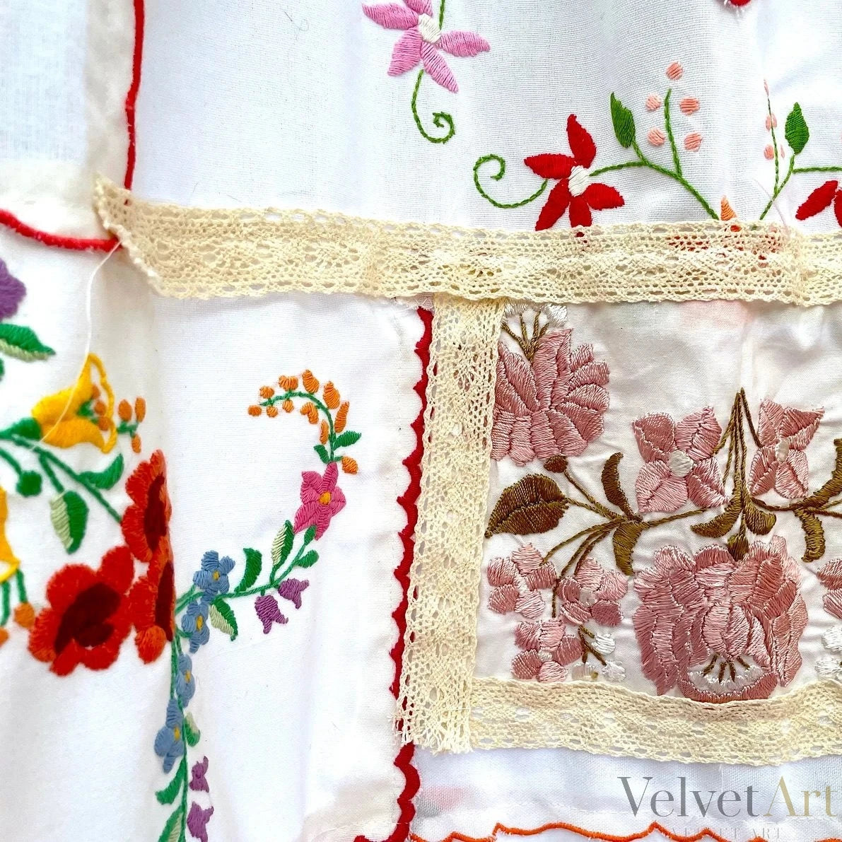 Cortina Húngara Bordada con Estampado Floral de Kalocsa