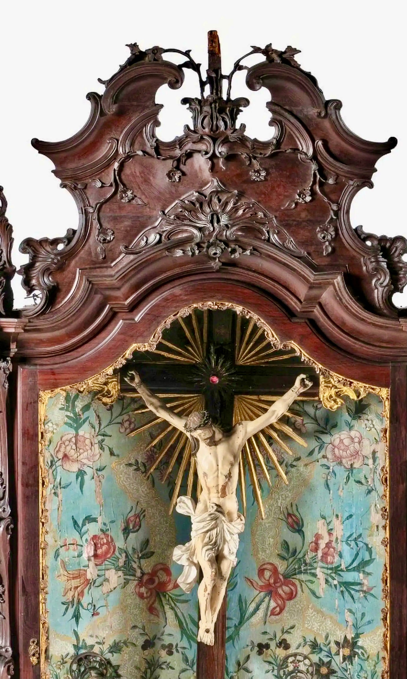 Oratorio portugués barroco del siglo XVIII en palisandro tallado con Calvario y dorado original