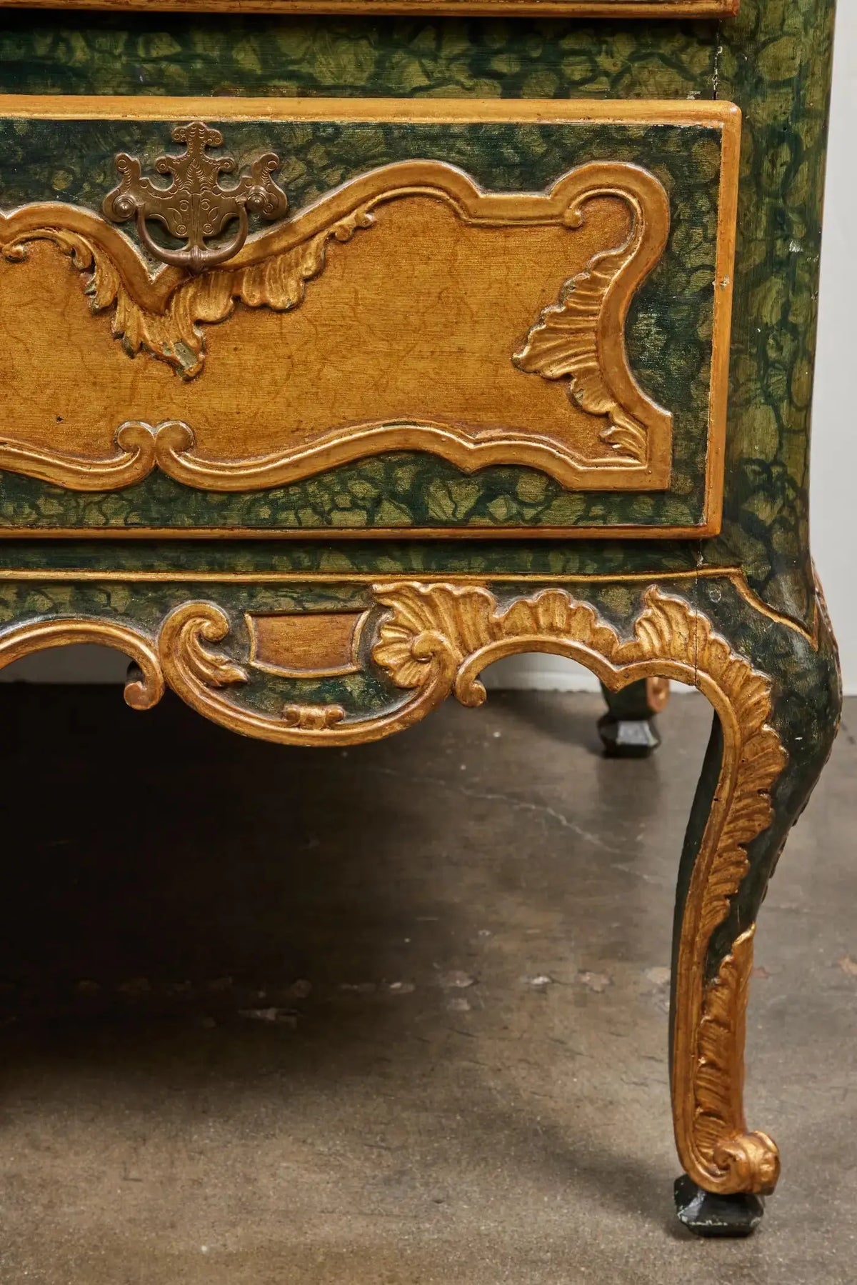 Cómoda Veneciana Tallada a Mano, 1800