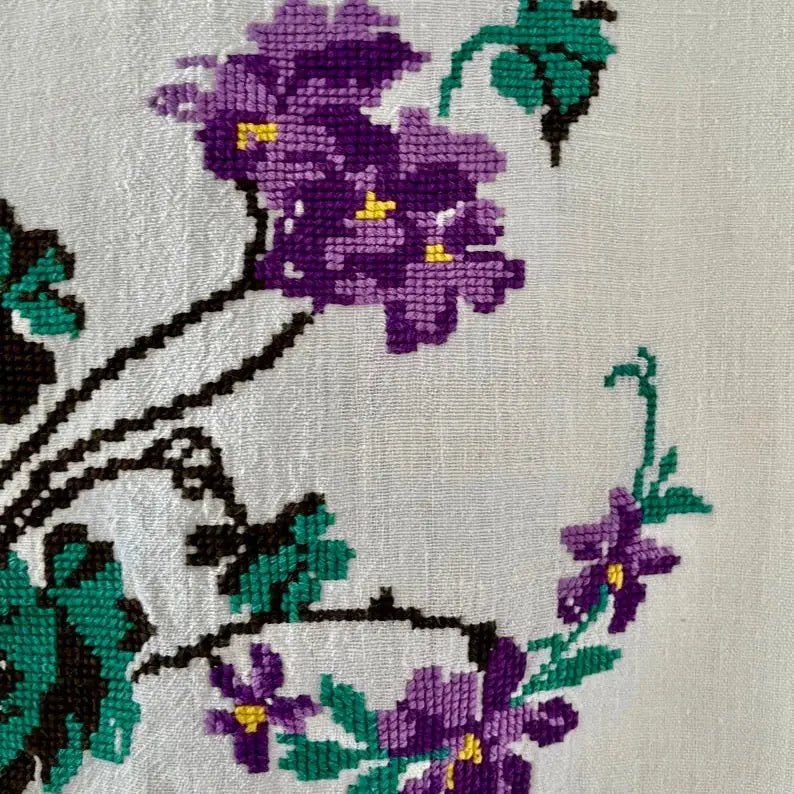 Toalla Flores Moradas Punto de Cruz. Rumanía, 1950