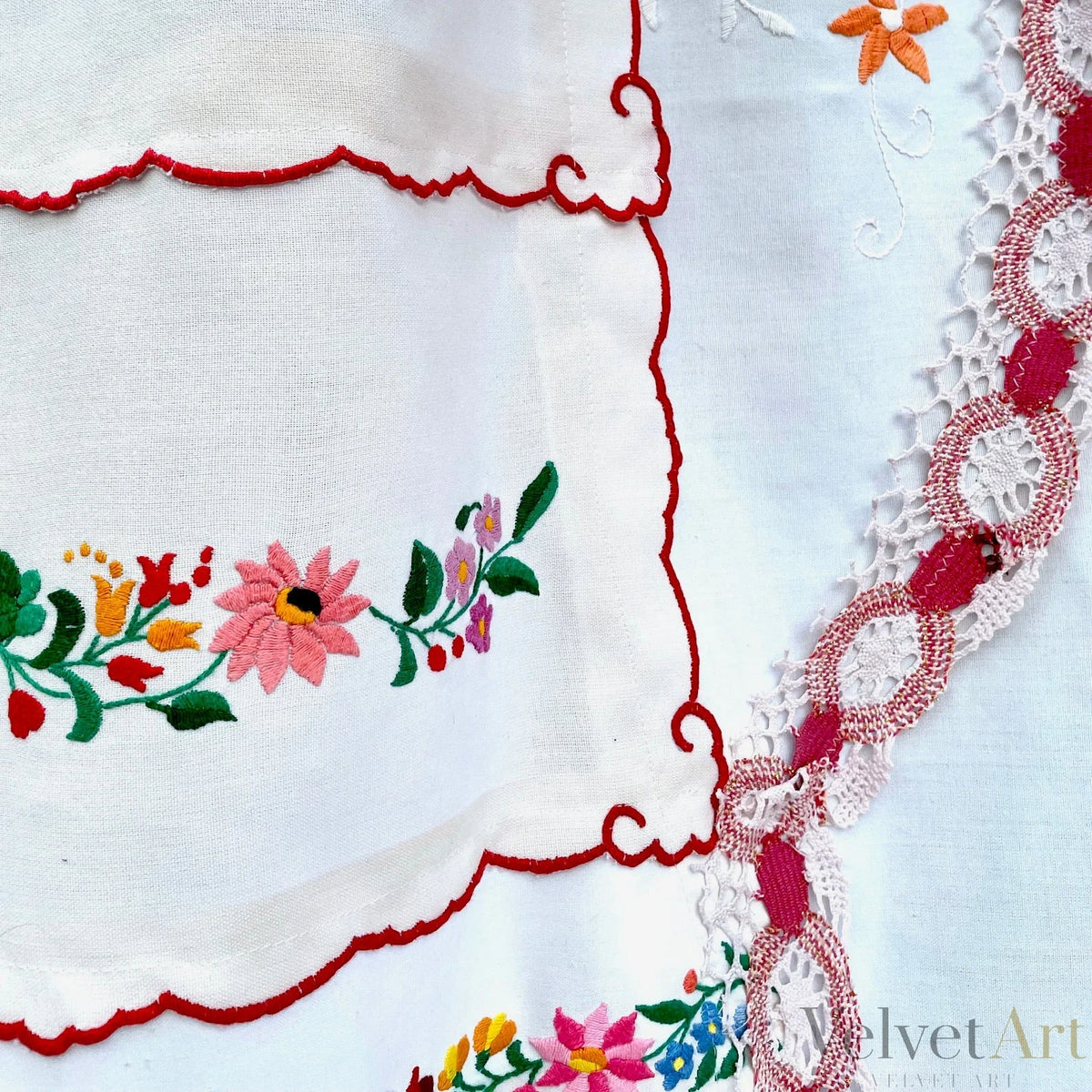Cortina Bordada Húngara con Estampado Floral Kalocsa – vista 4 de 5