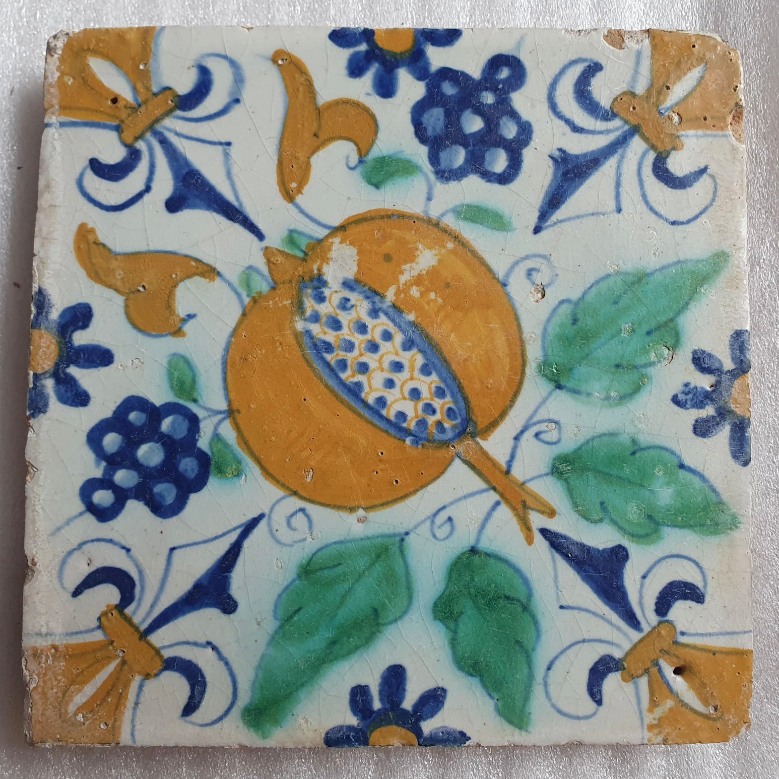 “Granada” | Azulejo dede Delft, Policromo y Grueso | 1600–1625 – Vroege Dikke Tegel