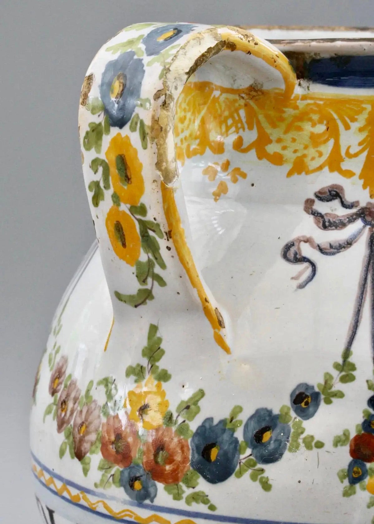 Jarrón de Sirope Italiano Barroco de Savona, Pintado a Mano, Siglo XVIII