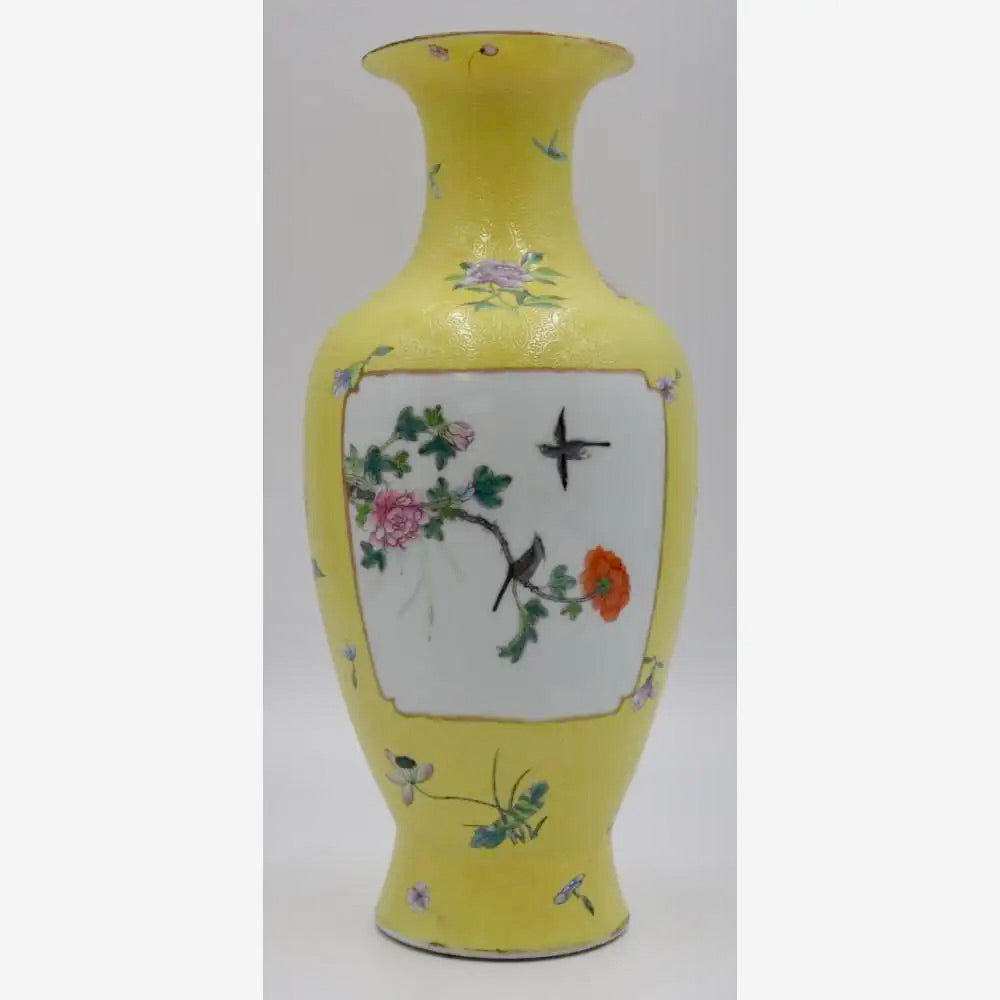 Jarrón Chino Antiguo Estilo Qing Famille Rose con Fondo Amarillo Inciso | Principios del Siglo XX