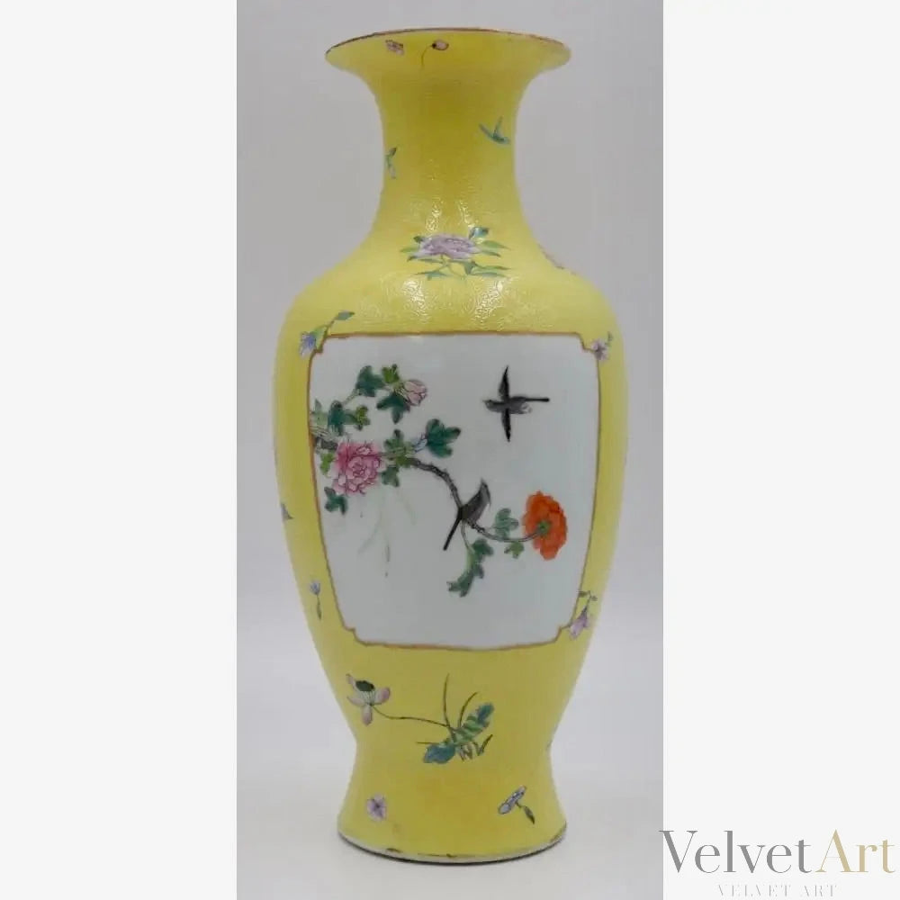 Jarrón Chino Antiguo Estilo Qing Famille Rose con Fondo Amarillo Inciso | Principios del Siglo XX