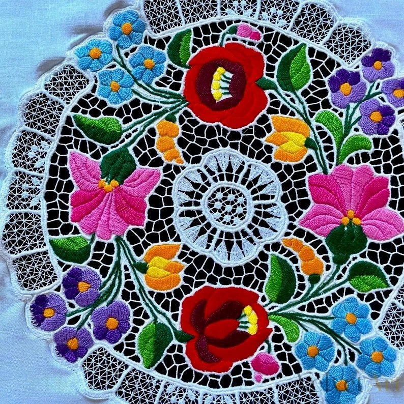 Mantel Húngaro Bordado con Patrón Floral Kalosca – vista 2 de 5