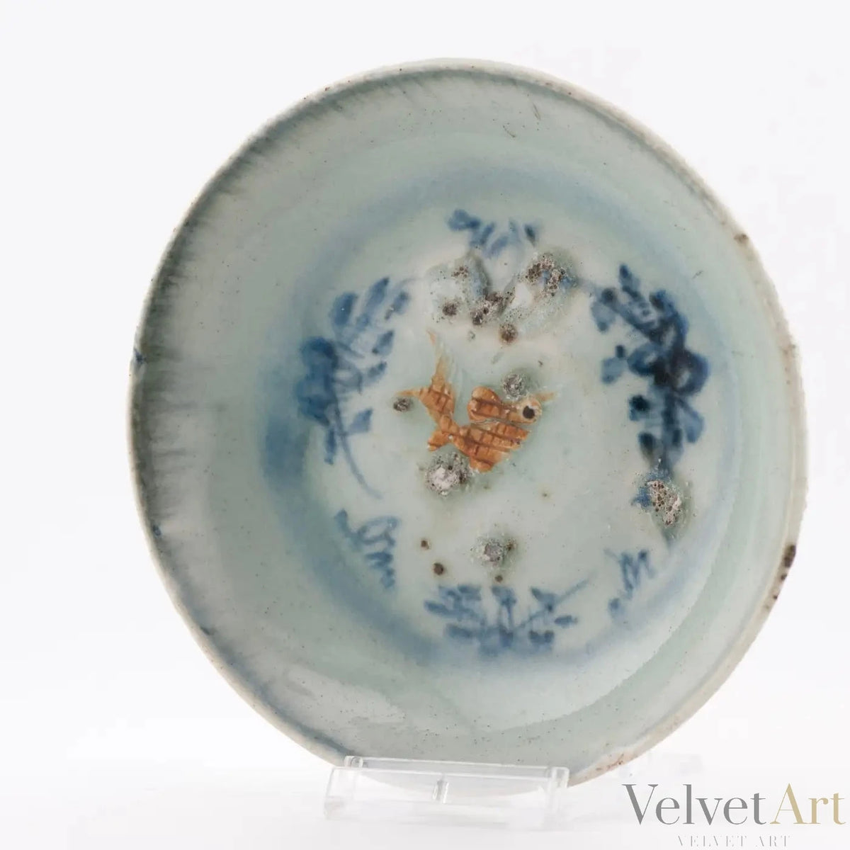 Plato de Porcelana China con Pez en Relieve | Dinastía Ming | 1500–1600