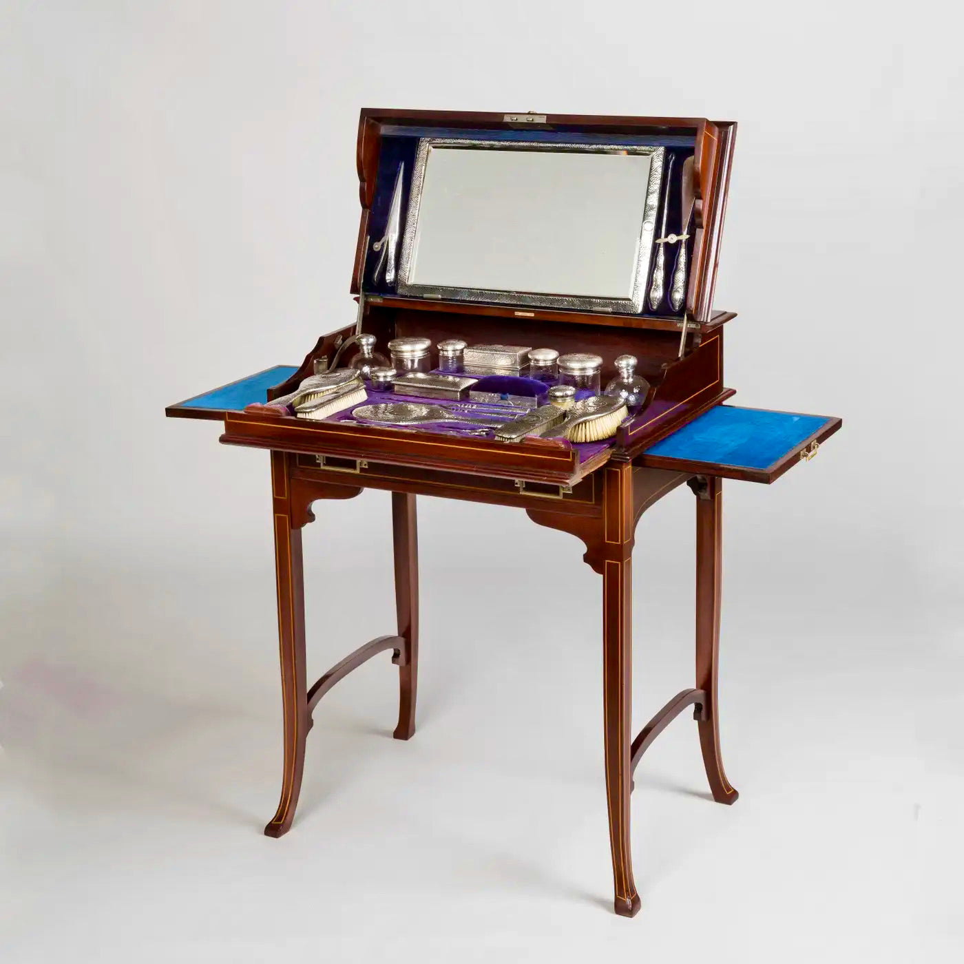 Tocador Eduardiano de Caoba con Accesorios Firmados A\&J Zimmerman, Inglaterra, 1905