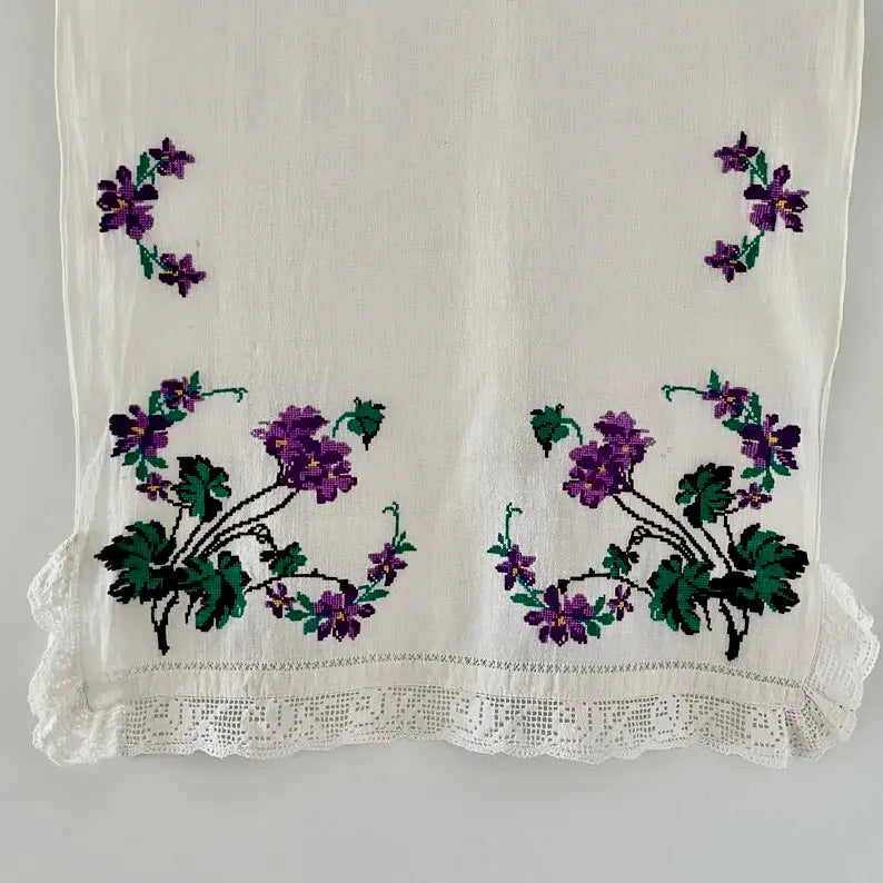 Toalla Flores Moradas Punto de Cruz. Rumanía, 1950
