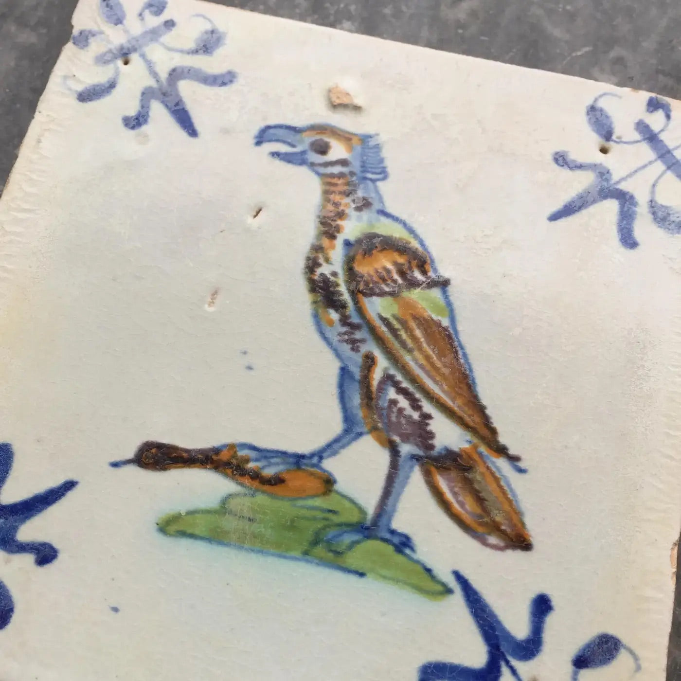 Azulejo Holandés Policromado de Delft, 1625 | "Halcón con una Presa"