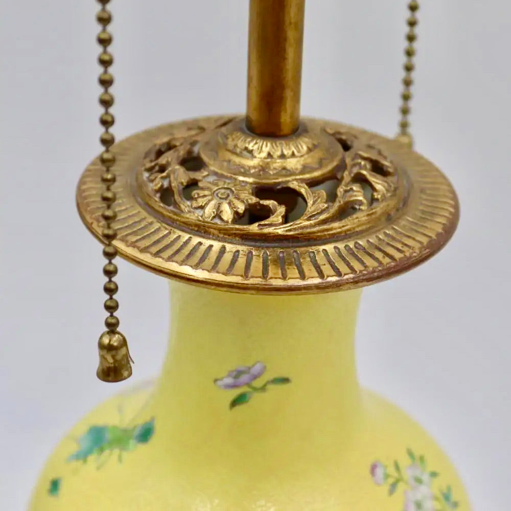 Jarrón Chino Antiguo Estilo Qing Famille Rose con Fondo Amarillo Inciso | Principios del Siglo XX
