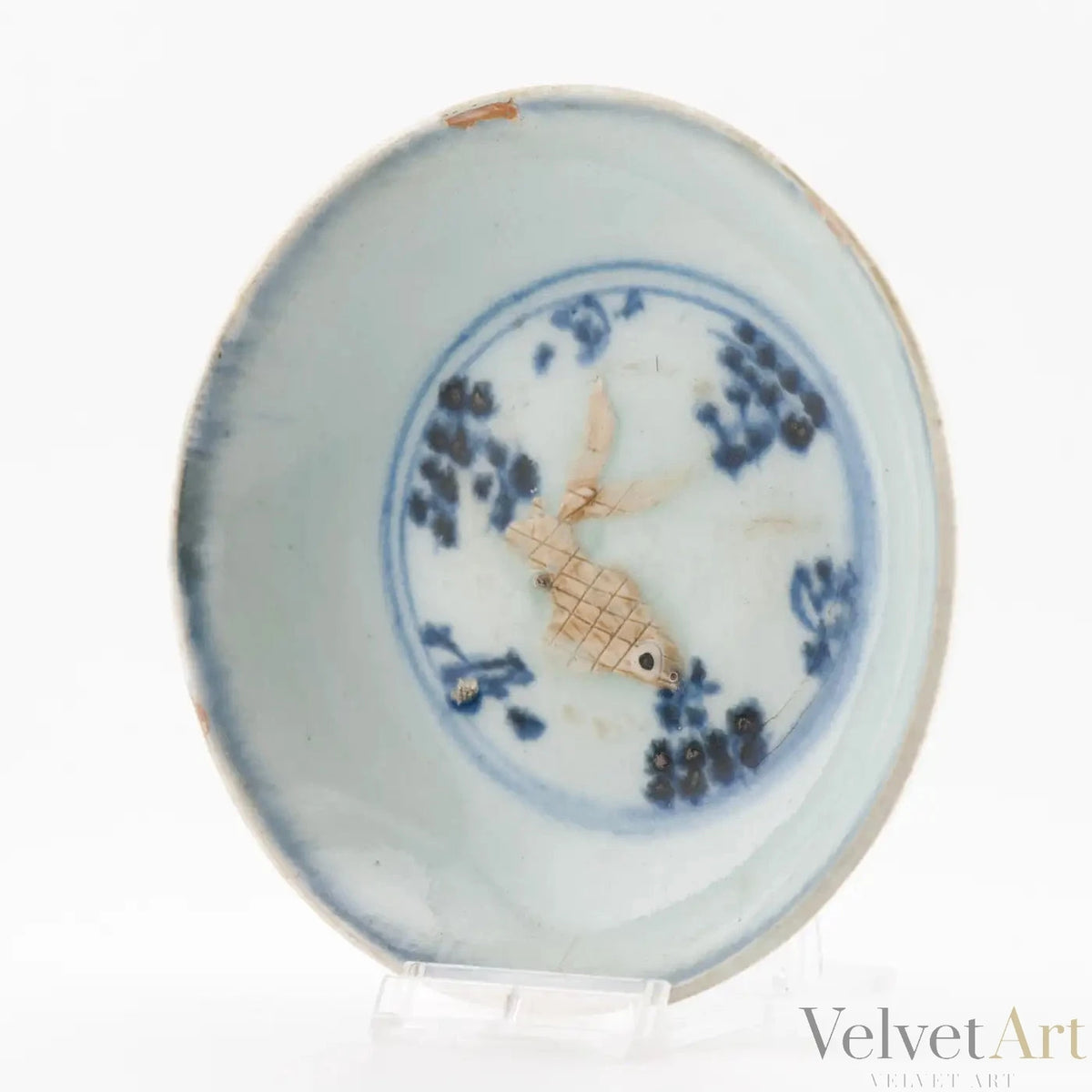 Plato Pequeño de Porcelana China con Pez en Relieve | Dinastía Ming, 1500