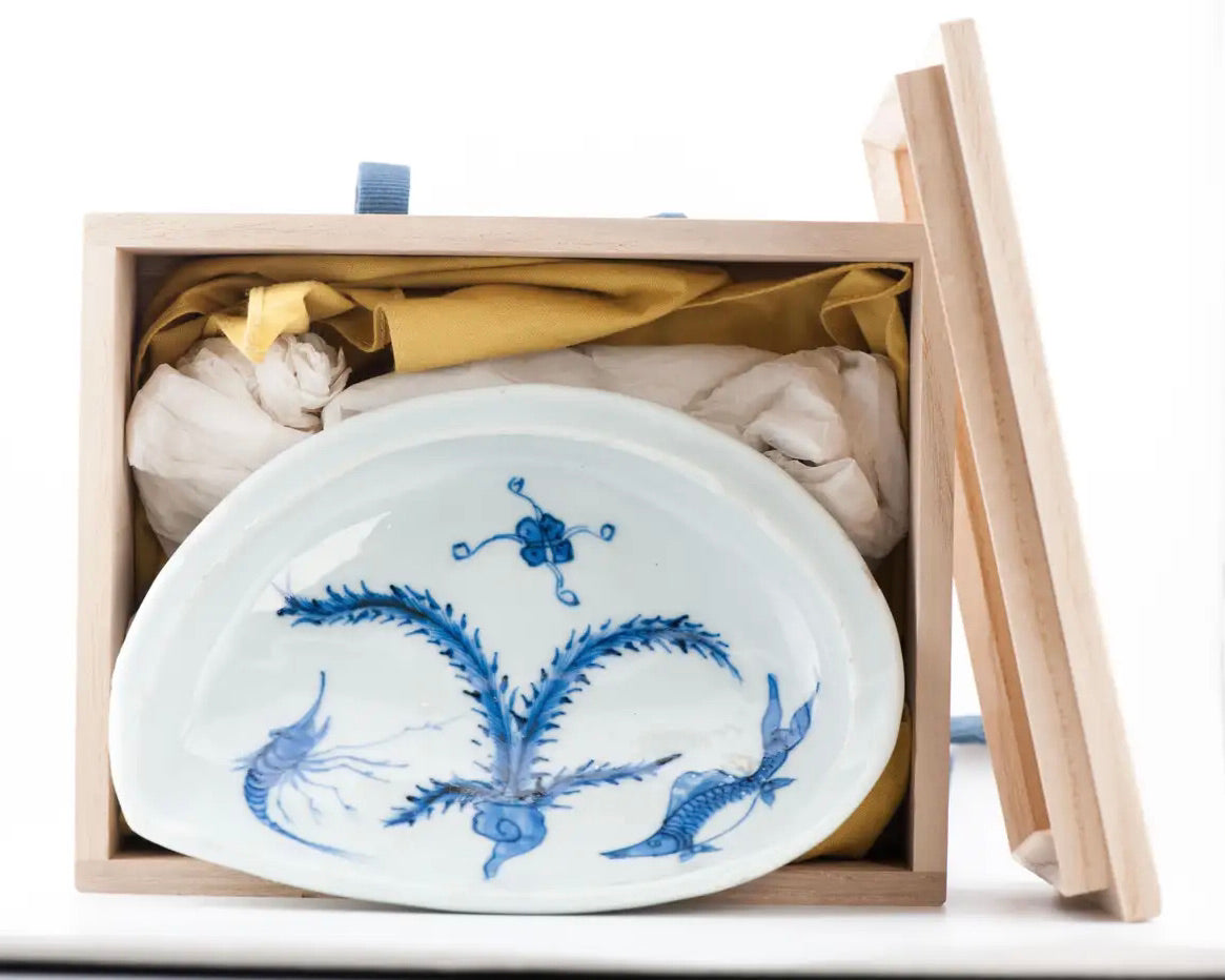 Plato Kosometsuke Azul y Blanco con Diseño de Pez y Camarón | Porcelana Ming del Siglo XVII