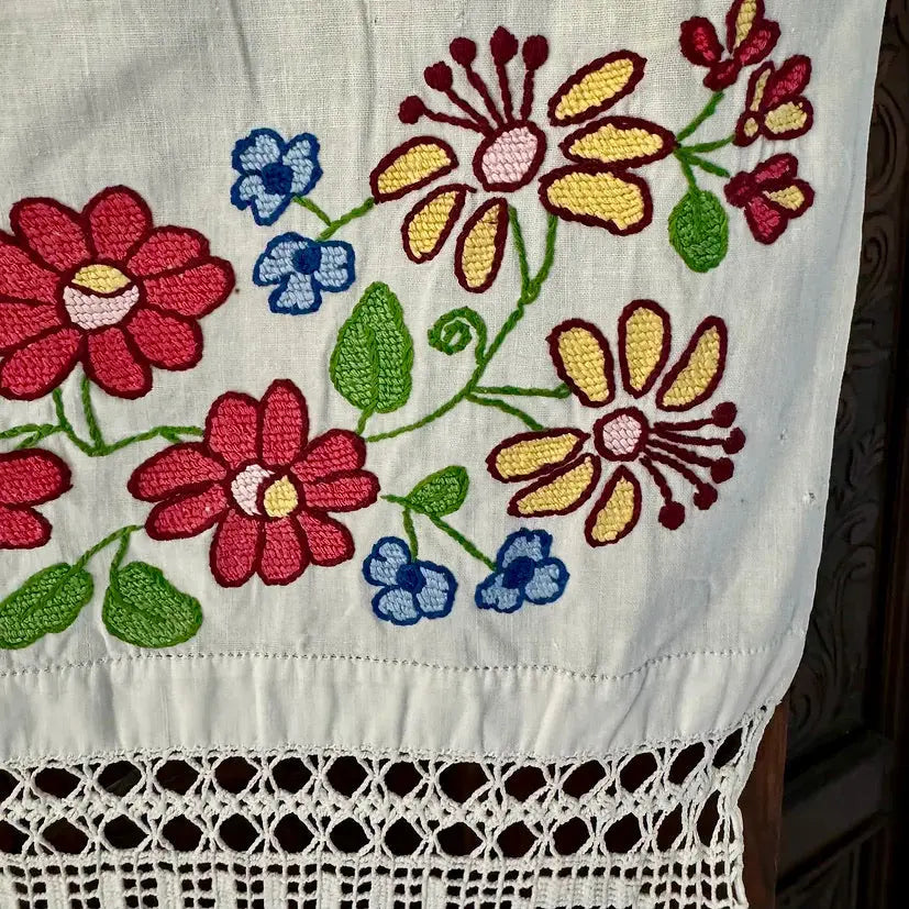 Toalla de Rumanía con Bordados y Encaje Hechos a Mano, 1970