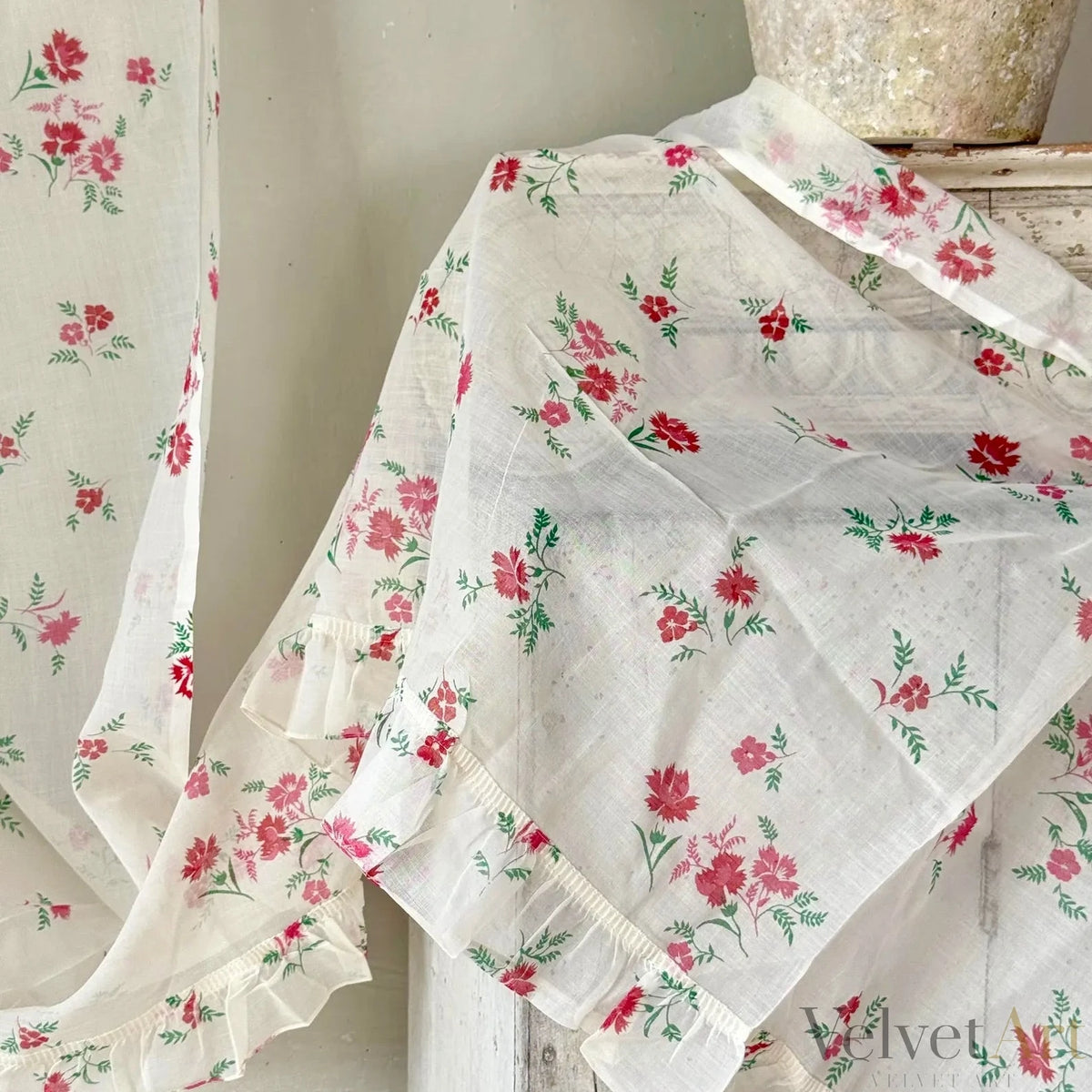 Cortina Francesa de los Años 40 con Volante y Estampado Floral
