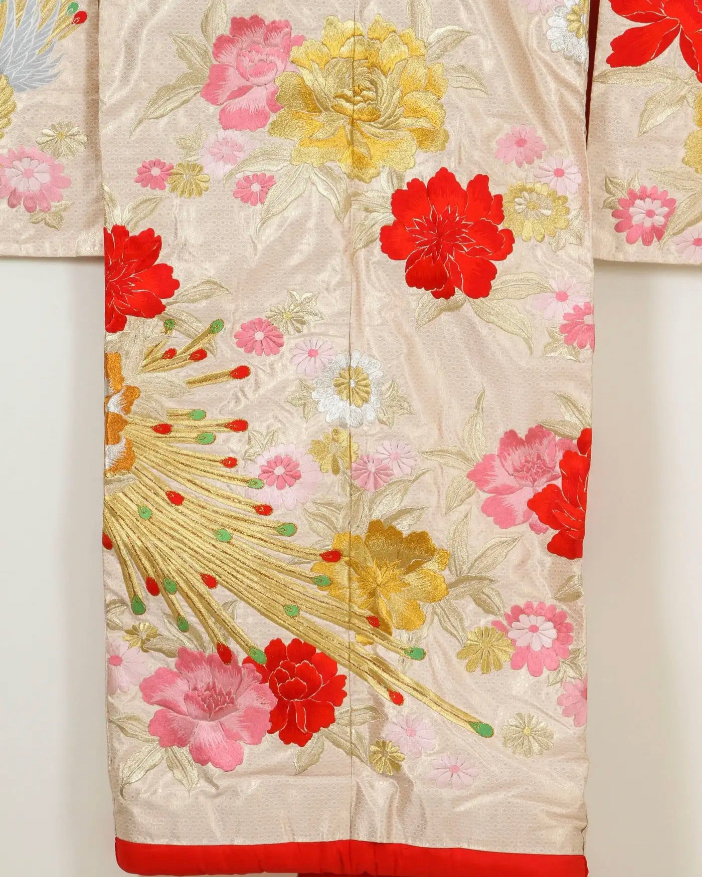 Kimono Ceremonial Japonés Brocado Dorado con Grullas Voladoras, 1970