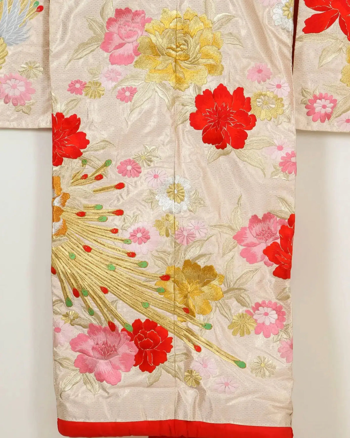 Kimono Ceremonial Japonés Brocado Dorado con Grullas Voladoras, 1970