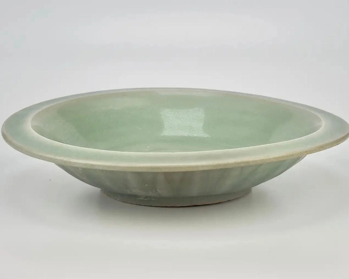 Plato de Celadón Longquan con Peces Gemelos, Cerámica Song-Yuan – vista 2 de 6