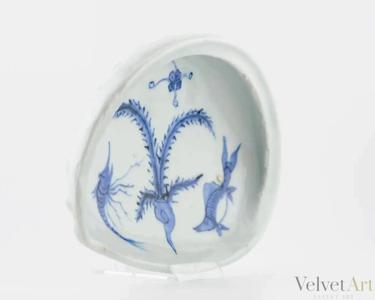 Plato Kosometsuke Azul y Blanco con Diseño de Pez y Camarón | Porcelana Ming del Siglo XVII