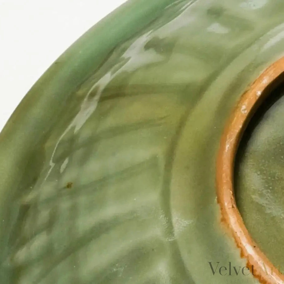 Plato Chino de Celadón Longquan con Dragón en Relieve | Siglos XII-XIV | Dinastía Yuan-Ming Temprana