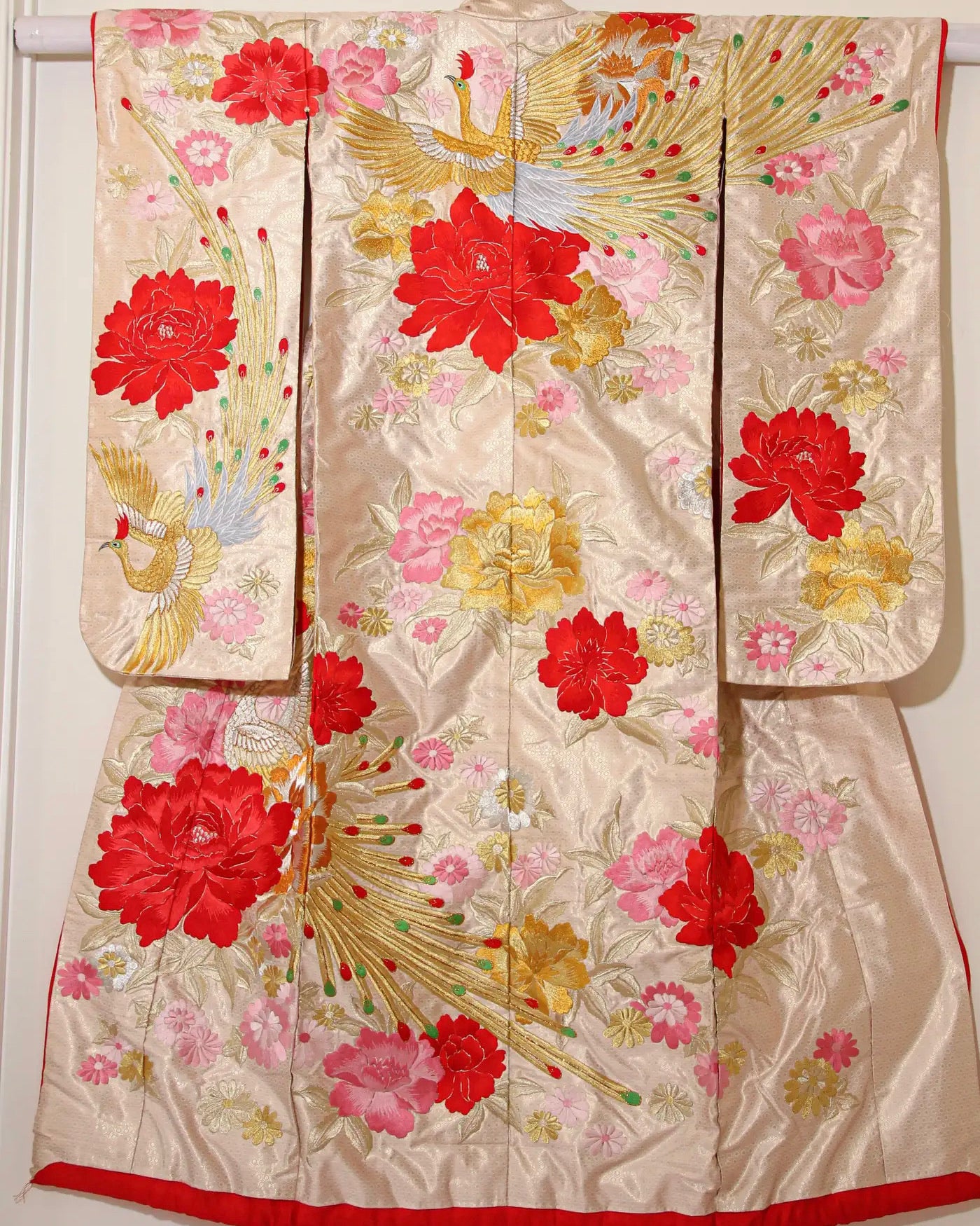 Kimono Ceremonial Japonés Brocado Dorado con Grullas Voladoras, 1970