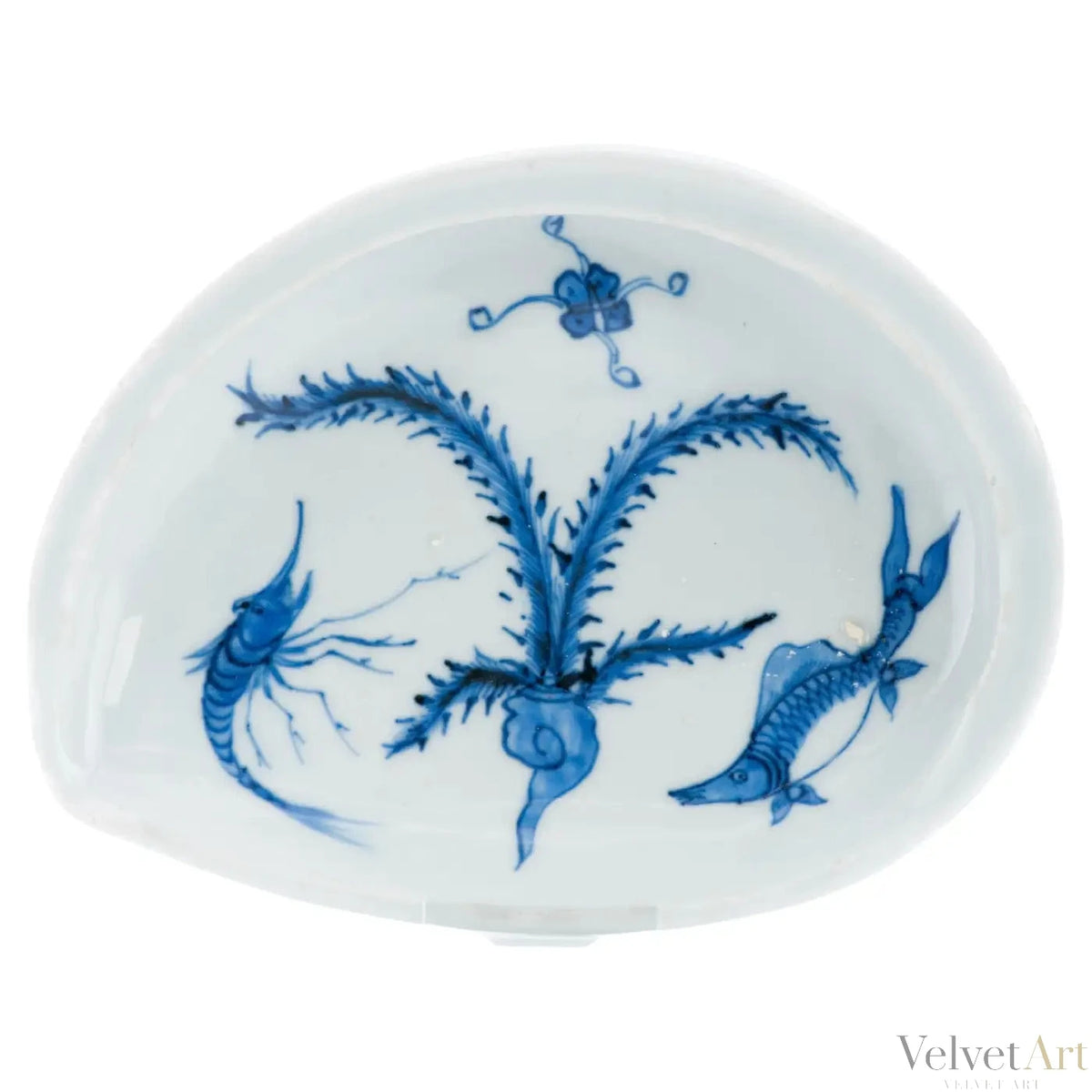 Plato Kosometsuke Azul y Blanco con Diseño de Pez y Camarón | Porcelana Ming del Siglo XVII