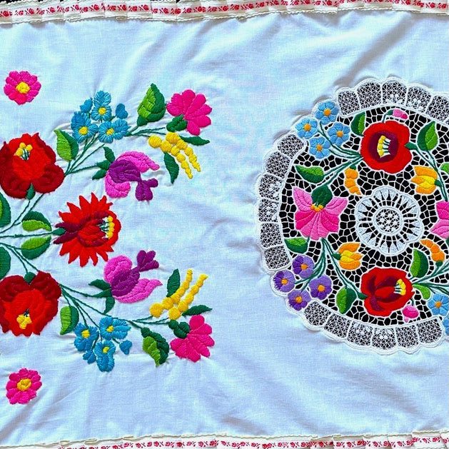 Mantel Húngaro Bordado con Patrón Floral Kalosca