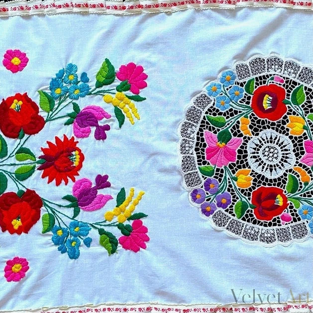 Mantel Húngaro Bordado con Patrón Floral Kalosca – vista 5 de 5